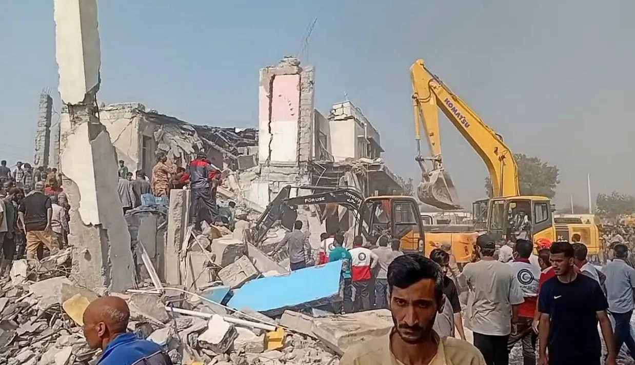 دونالد ترامپ، رئیس‌جمهوری آمریکا، روز شنبه ۷ مارس در جریان سفر به میامی و در هواپیمای «ایرفورس وان» در پاسخ به پرسش خبرنگاران درباره بمباران یک مدرسه دخترانه در میناب، جمهوری اسلامی را مسئول این حمله دانست.