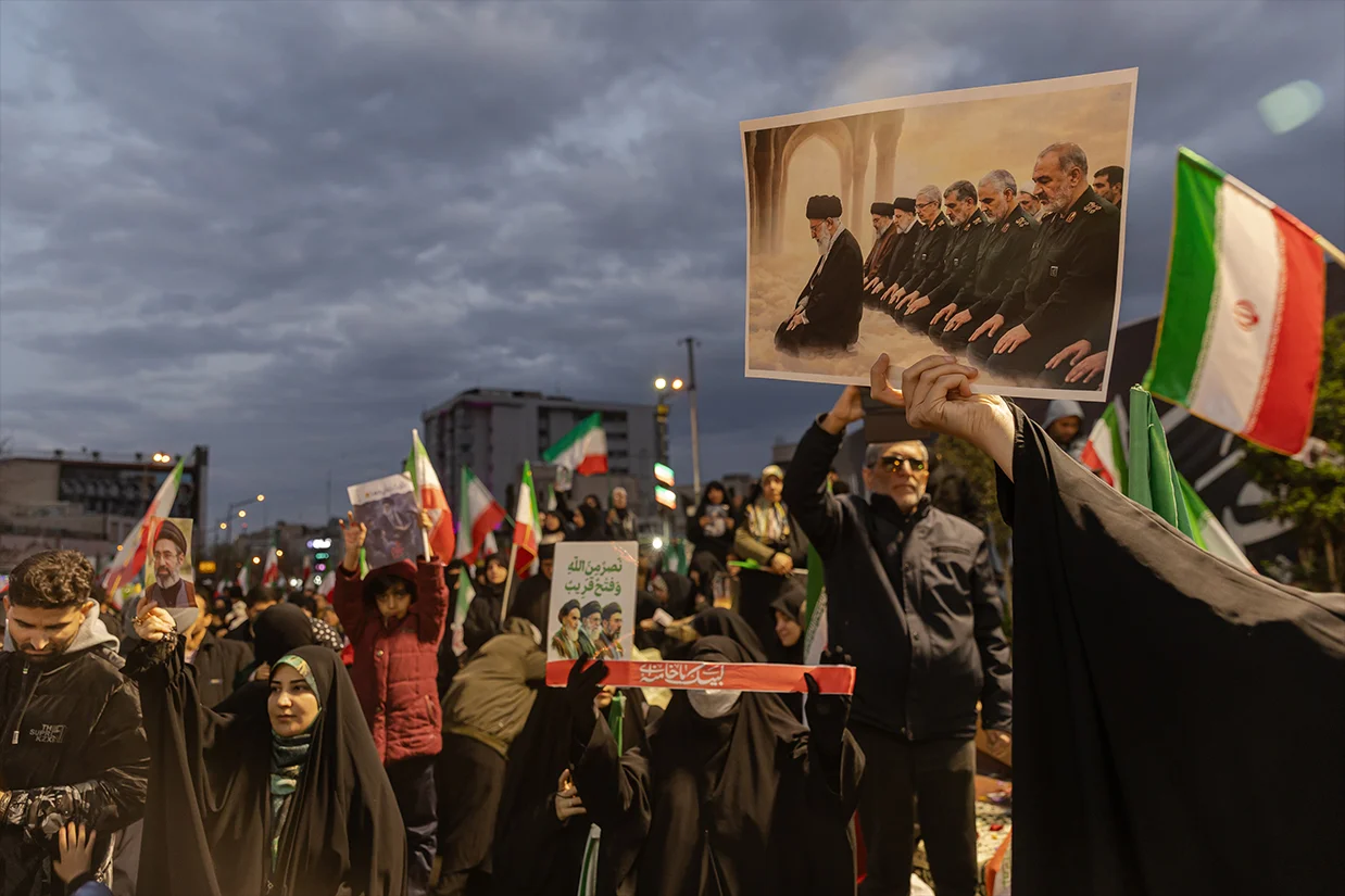 رویترز به نقل از منابع آگاه در تهران نوشت که با ادامه جنگ، موضع جمهوری اسلامی در مذاکرات سختتر شده و نفوذ سپاه پاسداران در روند تصمیمگیری افزایش یافته است.