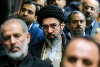 رویترز گزارش کرده است که سه منبع نزدیک به حکومت گفتهاند که جریان حملات اولیه ایالات متحده و اسرائیل به بیت رهبری، صورت و یک یا دو پای مجتبی خامنهای به شدت آسیب دیده است.