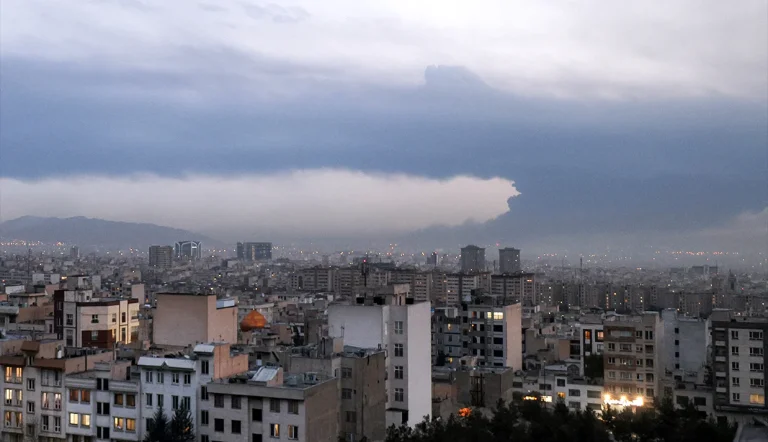 سازمان جهانی بهداشت اعلام کرد بارش موسوم به «باران سیاه» در ایران می‌تواند خطرات جدی برای سلامت عمومی، به‌ویژه مشکلات تنفسی ایجاد کند.