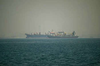 تنگه هرمز، تنگه استراتژیکی است که حدود ۲۰ درصد نفت دنیا از این مسیر ترانزیت میشود.