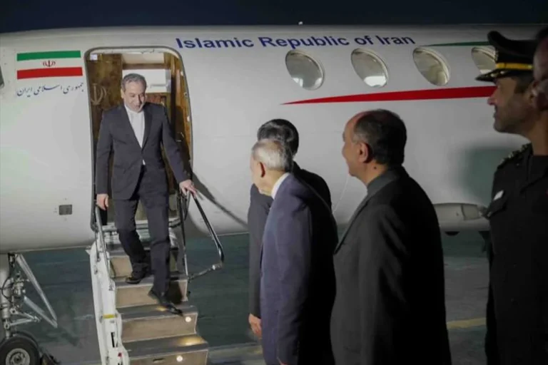 رسانههای داخلی ایران گزارش دادهاند عباس عراقچی، وزیر امور خارجه جمهوری اسلامی جمعه، چهارم اردیبهشت وارد اسلامآباد شد.