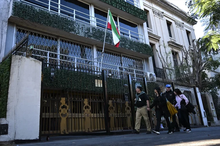 دولت آرژانتین کاردار سفارت جمهوری اسلامی را «عنصر نامطلوب» اعلام کرد و به او ۴۸ ساعت مهلت داد تا خاک این کشور را ترک کند.