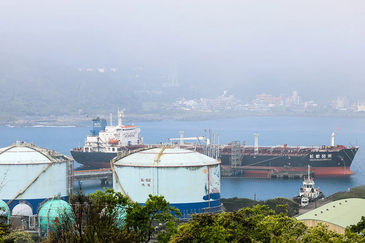 فرمانده نیروی دریایی فرانسه از چین خواست برای بازگشایی تنگه هرمز اقدام کند؛ نقش پکن در بحران انرژی