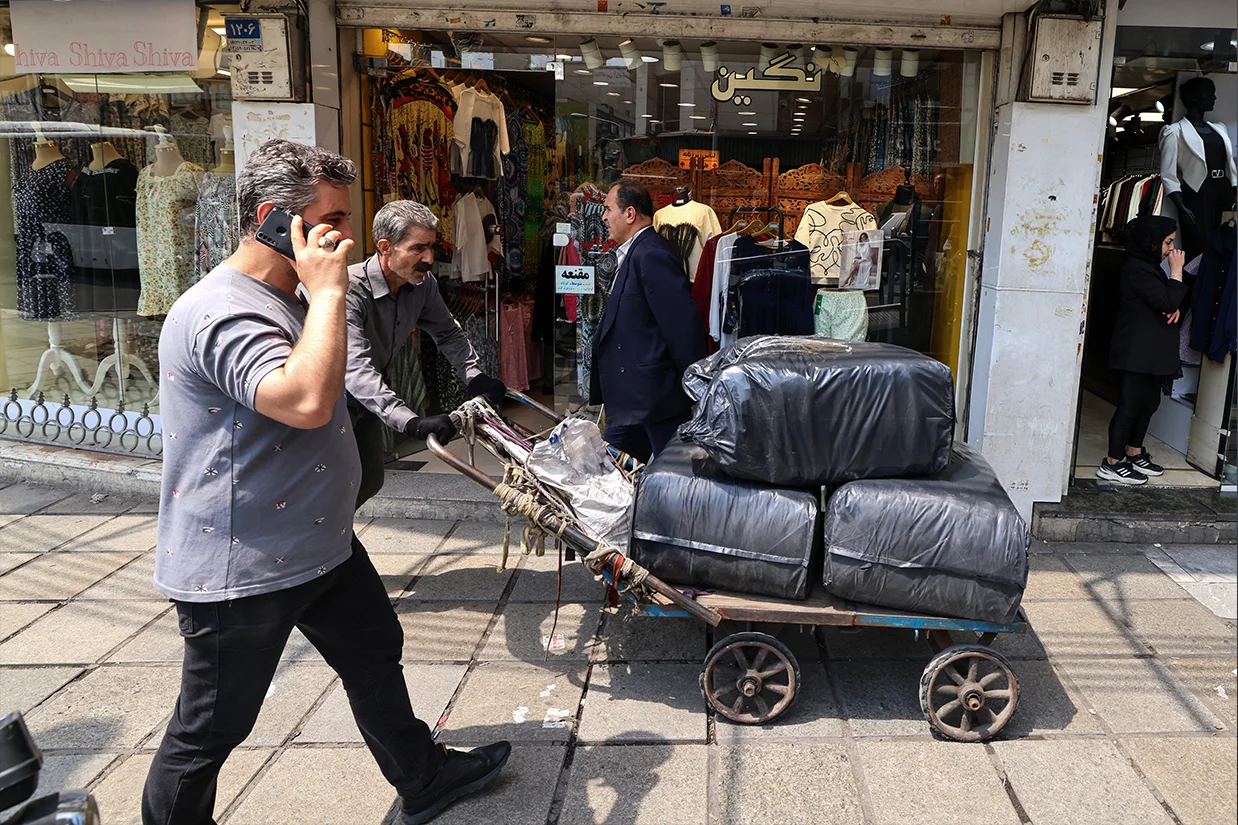 یک کارشناس اقتصادی با هشدار درباره پیامدهای گسترده اختلال و قطع اینترنت اعلام کرد که تداوم این وضعیت می‌تواند به حذف تدریجی شرکت‌های ایرانی از زنجیره‌های تأمین جهانی و تحمیل هزینه‌های سنگین به اقتصاد کشور منجر شود.