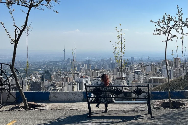 همزمان با تداوم قطعی اینترنت که وارد سومین ماه در ایران شده است، افزایش بیکاری بخصوص در مشاغل وابسته به اینترنت و بالا رفتن هزینه‌های زندگی باعث مهاجرت معکوس از تهران به شهرهای کوچک شده است.