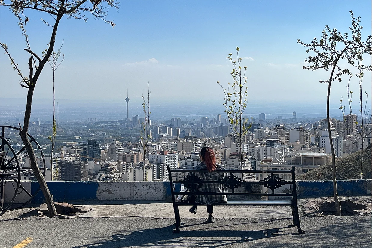 همزمان با تداوم قطعی اینترنت که وارد سومین ماه در ایران شده است، افزایش بیکاری بخصوص در مشاغل وابسته به اینترنت و بالا رفتن هزینه‌های زندگی باعث مهاجرت معکوس از تهران به شهرهای کوچک شده است.