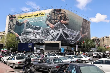 منابع کشتیرانی گزارش دادند نیروی دریایی جمهوری اسلامی به چند کشتی در خلیج فارس هشدار داده که تنگه هرمز همچنان بسته است و عبور بدون مجوز با واکنش نظامی مواجه می‌شود.