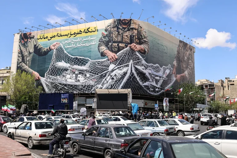 منابع کشتیرانی گزارش دادند نیروی دریایی جمهوری اسلامی به چند کشتی در خلیج فارس هشدار داده که تنگه هرمز همچنان بسته است و عبور بدون مجوز با واکنش نظامی مواجه می‌شود.