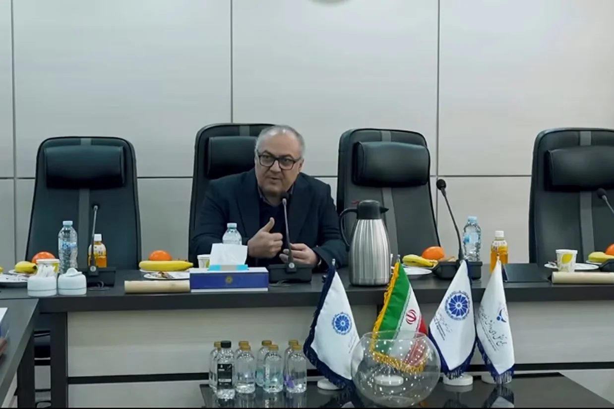 رئیس مجمع تشکلهای دانشبنیان ایران گفت قطع اینترنت بهطور مستقیم و غیرمستقیم روزانه حدود ۸۰ میلیون دلار به اقتصاد کشور زیان وارد میکند.