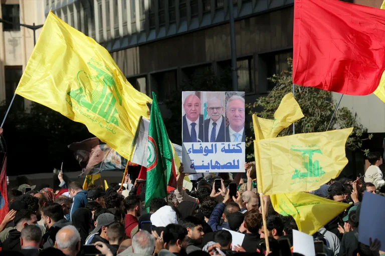 هم‌زمان با برگزاری مذاکرات اسلام‌آباد، مقامات جمهوری اسلامی از مواضع نخست‌وزیر لبنان، درباره خلع سلاح حزب‌الله و آتش‌بس، به‌شدت انتقاد کردند.