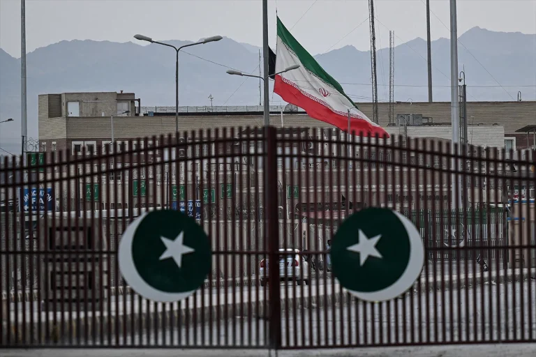 تسنیم گزارش داد که رضا امیری‌مقدم، سفیر جمهوری اسلامی در پاکستان پست اخیر خود در ایکس درباره سفر هیئت جمهوری اسلامی برای مذاکره با آمریکا را حذف کرد.