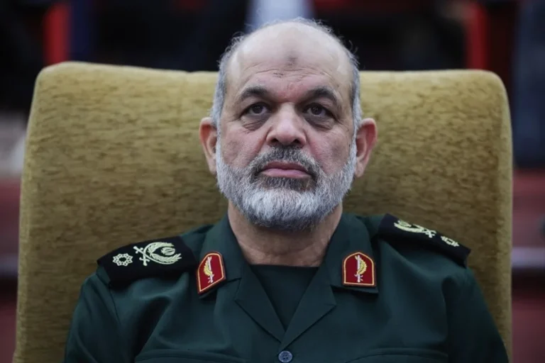 یک اندیشکده آمریکایی اعلام کرد که احمد وحیدی، فرمانده سپاه پاسداران انقلاب اسلامی، به همراه اعضای حلقه نزدیک او، طی ۴۸ ساعت گذشته احتمالاً کنترل موقت پاسخ نظامی جمهوری اسلامی در درگیری‌های جاری و همچنین مسیر و موضع مذاکراتی آن را نیز در اختیار گرفته‌اند.