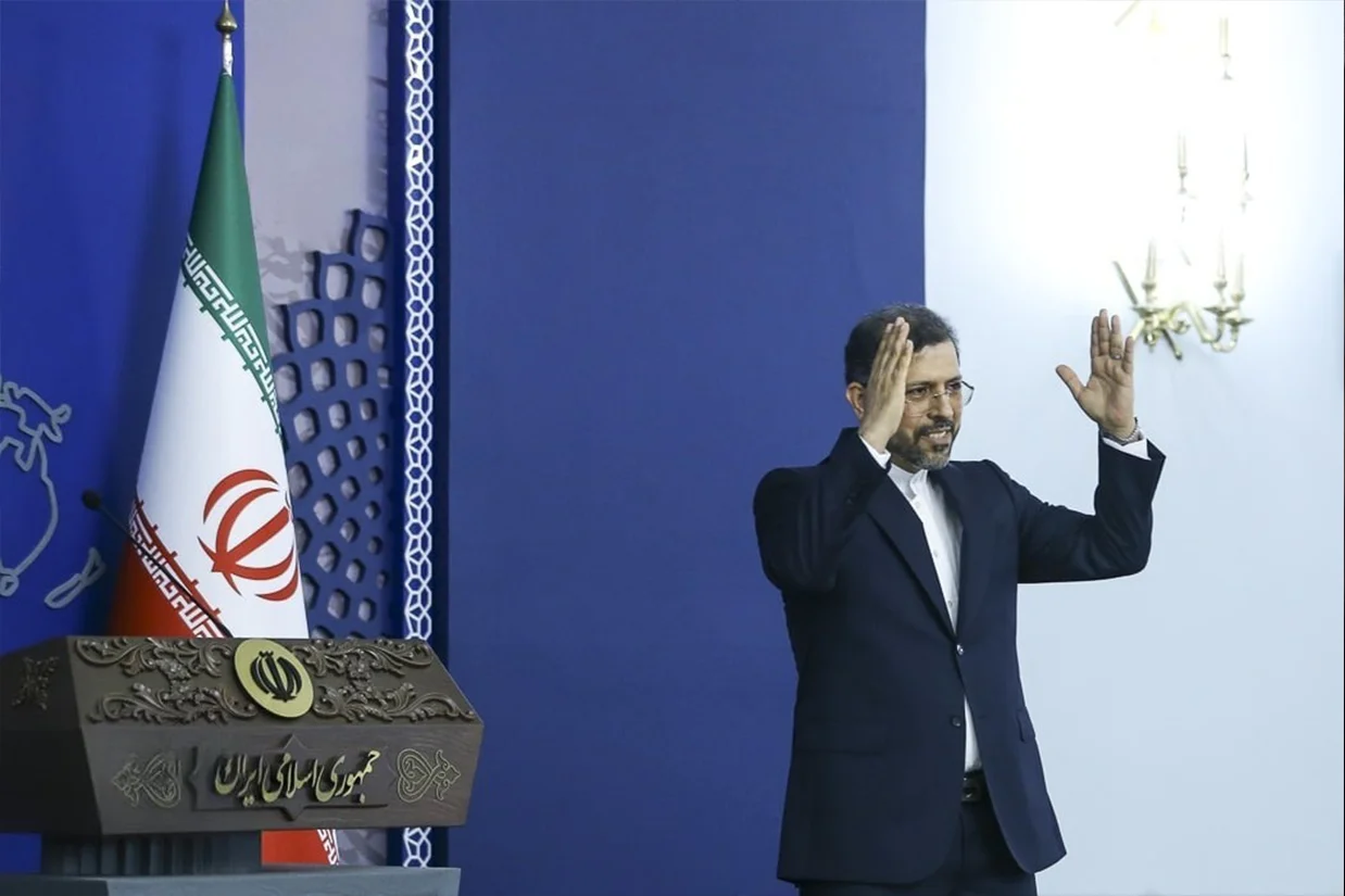 سعید خطیبزاده اعلام کرد تا زمانی که دونالد ترامپ از مواضع «حداکثری» درباره برنامه هستهای ایران عقبنشینی نکند، تهران آماده آغاز دور جدید مذاکرات با آمریکا نخواهد بود.