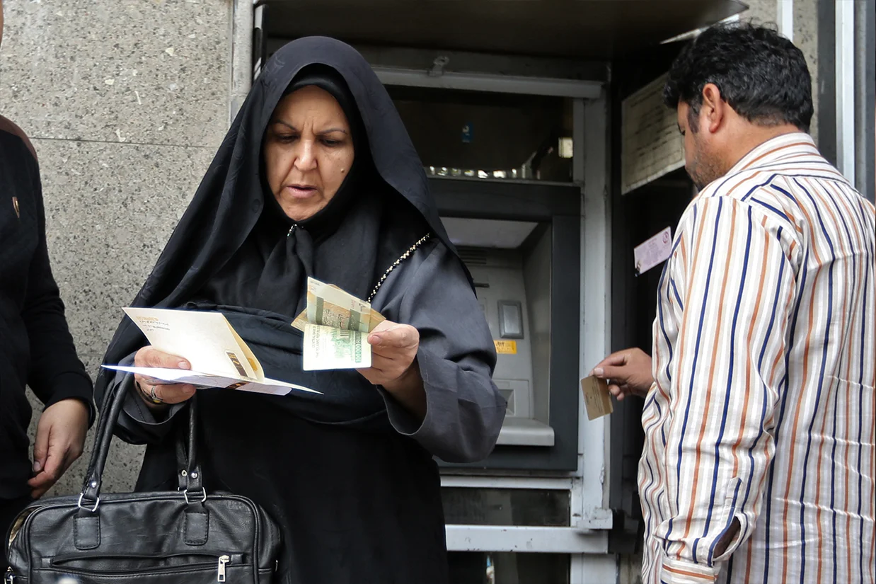 دولت جمهوری اسلامی طرحی را به اجرا گذاشته است که بر اساس آن، خانوارهای یارانهبگیر میتوانند تا سقف مشخصی از اعتبار، کالاهای اساسی را بهصورت اعتباری خریداری کنند.