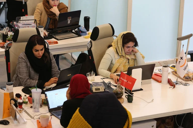 مریم نجفی، دبیر انجمن تجارت الکترونیک تهران گفت در دورههای اوج قطعی و اختلال اینترنت، برخی کسبوکارهای متوسط و بزرگ با کاهش فروش بین ۵۰ تا ۹۵ درصدی مواجه شدهاند؛ وضعیتی که به گفته او، نشانهای از آسیب جدی به اقتصاد دیجیتال کشور است.