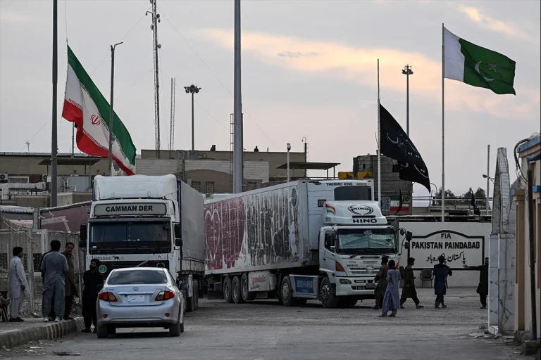 پاکستان با صدور دستورالعملی جدید، مسیرهای ترانزیتی عبور کالا از خاک خود به مبدأ یا مقصد ایران را بازگشایی کرده است؛ اقدامی که می‌تواند به تغییر موازنه مسیرهای تجاری در منطقه منجر شود.