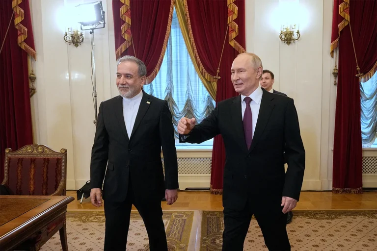 تاس، خبرگزاری دولتی روسیه گزارش داد که ولادیمیر پوتین رئيس جمهور این کشور در دیدار با عباس عراقچی تاکید کرده است که روسیه قصد دارد روابط راهبردی خود با جمهوری اسلامی را حفظ کند.