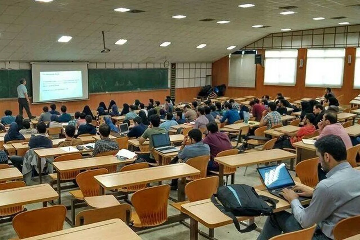 مهدی ابطحی، معاون پژوهشی وزیر علوم، تحقیقات و فناوری از تهیه لیستی از اساتید دانشگاه برای دسترسی به اینترنت بین‌المللی خبر داده است.