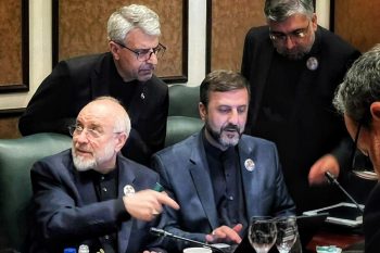 خبرگزاری تسنیم گزارش داد که مذاکرات حضوری میان هیأتهای ایرانی و آمریکایی، به مرحله «تبادل متن» برای دستیابی به یک چارچوب مشترک رسیده بود. اما «زیادهخواهیهای مرسوم» طرف آمریکایی مانع پیشرفت مذاکرات شده است.