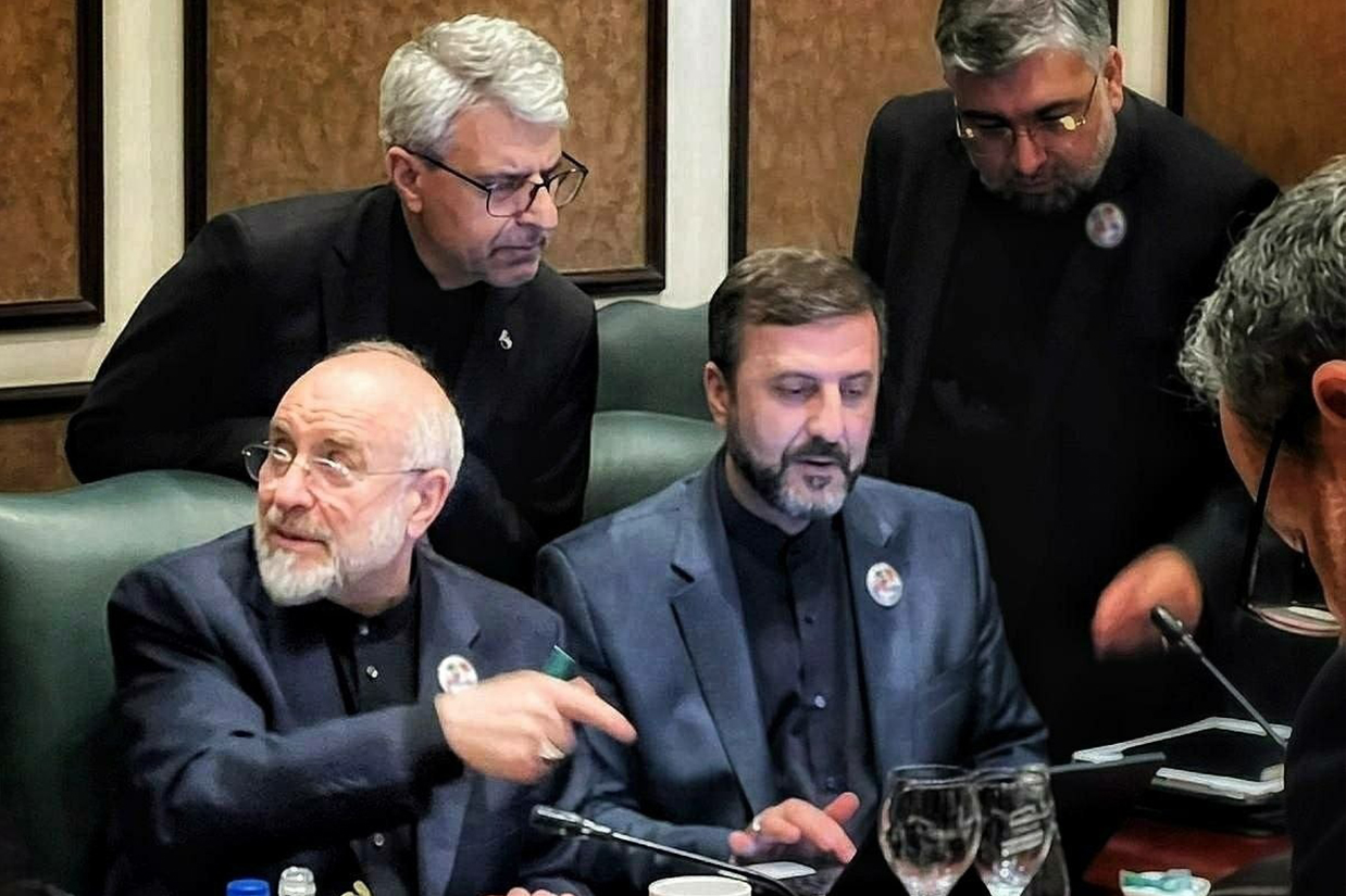 خبرگزاری تسنیم گزارش داد که مذاکرات حضوری میان هیأتهای ایرانی و آمریکایی، به مرحله «تبادل متن» برای دستیابی به یک چارچوب مشترک رسیده بود. اما «زیادهخواهیهای مرسوم» طرف آمریکایی مانع پیشرفت مذاکرات شده است.