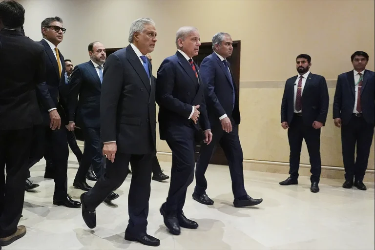 رویترز به نقل از منابع پاکستانی گزارش داد که در حال حاضر مذاکرات میان تهران و واشنگتن بهصورت غیرحضوری در جریان است و اسلامآباد همچنان به تلاشهای خود برای کاهش اختلافات میان دو طرف ادامه میدهد.