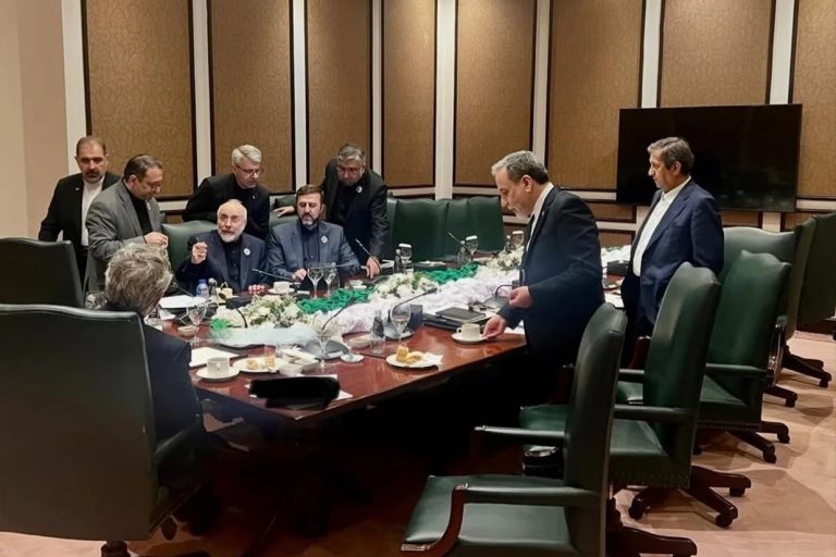 آکسیوس به نقل از سه مقام آمریکایی گزارش داد دونالد ترامپ تنها چند روز به جمهوری اسلامی فرصت داده است تا به موضعی واحد برسد، در غیر این صورت آتشبس تمدیدشده او پایان خواهد یافت.