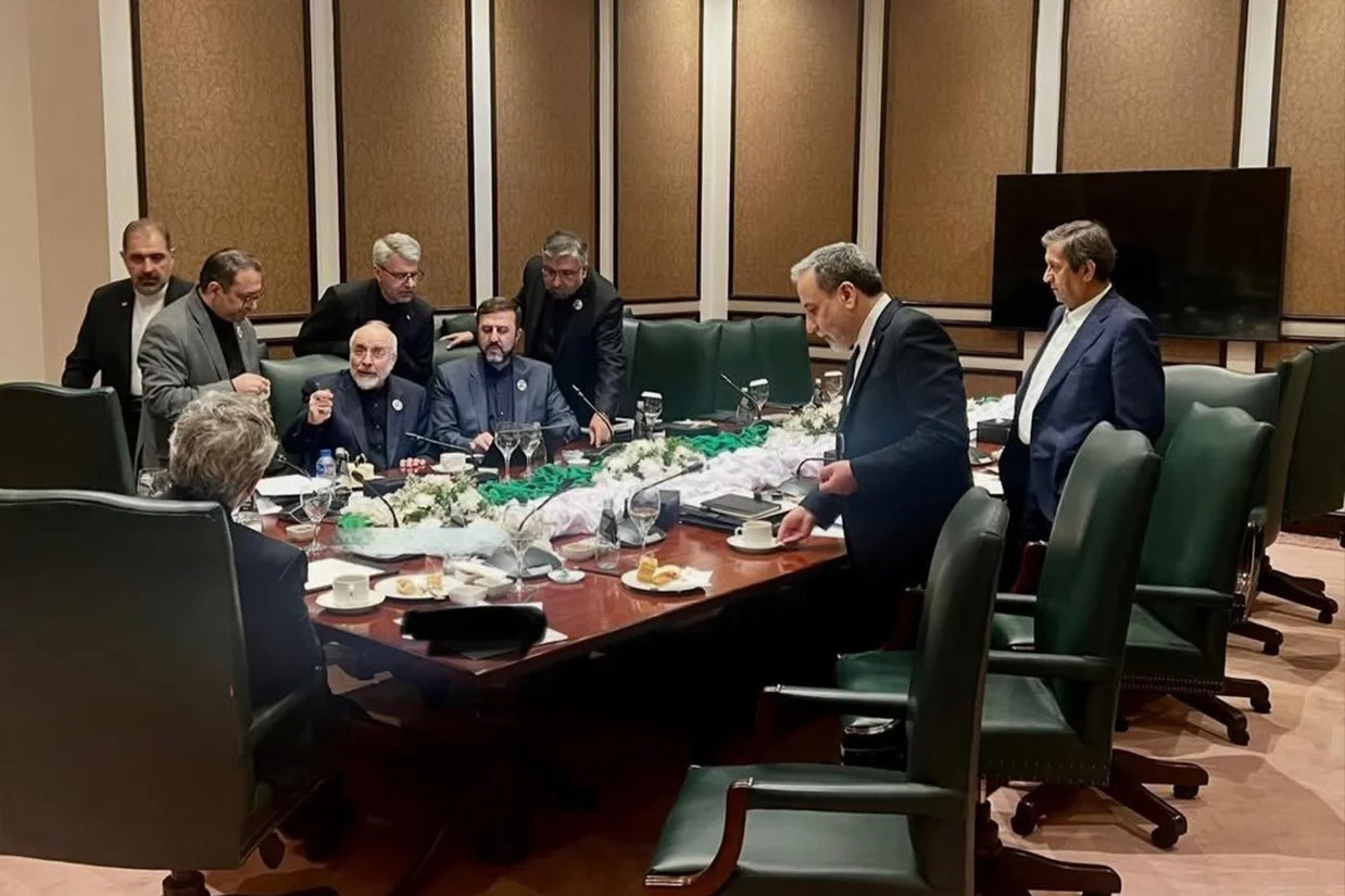 آکسیوس به نقل از سه مقام آمریکایی گزارش داد دونالد ترامپ تنها چند روز به جمهوری اسلامی فرصت داده است تا به موضعی واحد برسد، در غیر این صورت آتش‌بس تمدیدشده او پایان خواهد یافت.