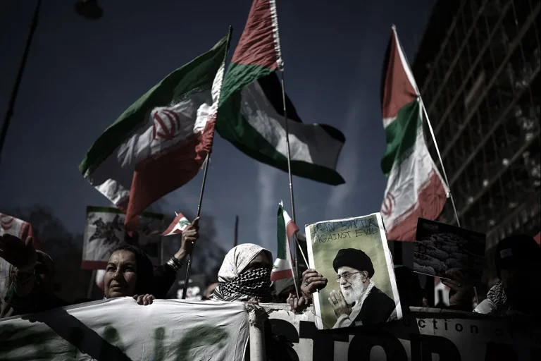 رسانه بریتانیایی تلگراف گزارش داد که نهاد ناظر بر امور خیریه در این کشور در حال بررسی گزارشهایی مبنی بر ارتباط دو موسسه خیریه به جمهوری اسلامی و حماس است.