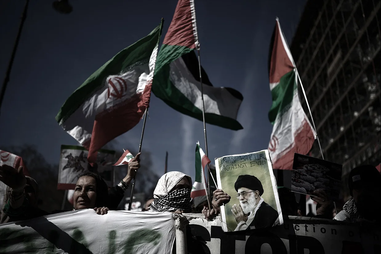 رسانه بریتانیایی تلگراف گزارش داد که نهاد ناظر بر امور خیریه در این کشور در حال بررسی گزارشهایی مبنی بر ارتباط دو موسسه خیریه به جمهوری اسلامی و حماس است.