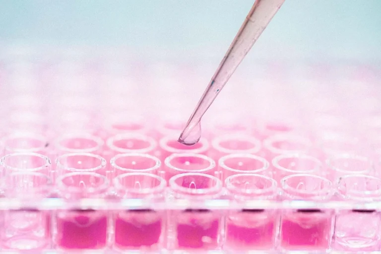درحالی‌که تعداد کلینیک‌های فعال در حوزه سلول بنیادی افزایش یافته است، شکاف بین وعده‌های اولیه و دستاوردی که علم پزشکی داشته دائماً بیشتر می‌شود.