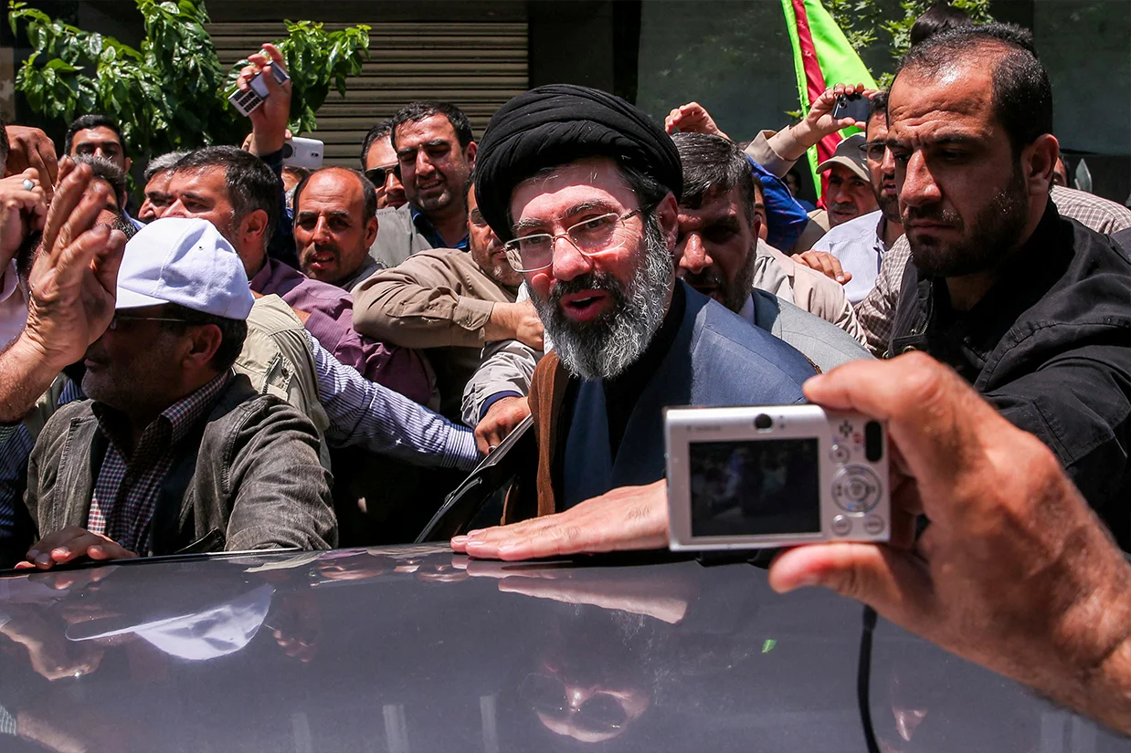 شبکه سی‌بی‌اس نیوز به نقل از مقام‌های آگاه آمریکایی گزارش داد که مجتبی خامنه‌ای، رهبر جمهوری اسلامی در مکانی نامشخص مخفی شده و ارتباط او با دنیای خارج به‌شدت محدود شده است. بر اساس این گزارش، ارتباط با او تنها از طریق شبکه‌ای پیچیده از پیک‌ها و رابط‌ها انجام می‌شود.