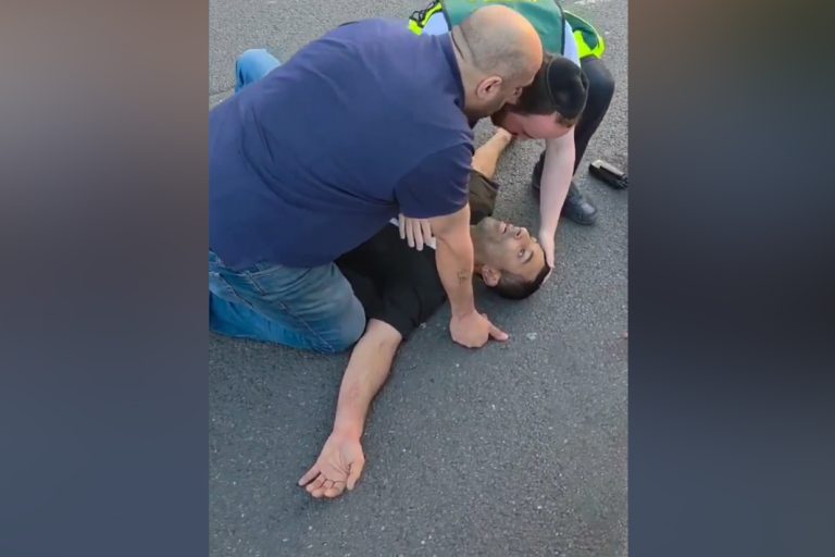 پلیس لندن اعلام کرد یک مرد ۴۱ ساله ایرانی پس از برخورد عمدی یک خودرو در منطقه گولدرز گرین در شمالغرب لندن، با جراحات شدید در بیمارستان بستری شده است.