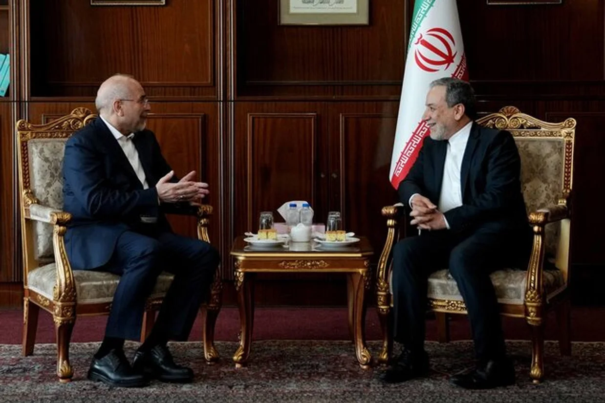 محمدباقر قالیباف رئیس مجلس شورای اسلامی و عباس عراقچی برای گفتگو درباره امکان دستیابی به توافق میان تهران و واشنگتن به قطر سفر کرده‌اند.