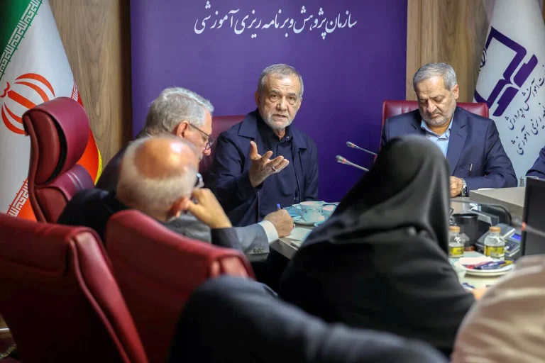 نت‌بلاکس در گزارشی اعلام کرد که با وجود دستور روز گذشته پزشکیان برای اتصال مجدد ایران به شبکه اینترنت جهانی، شهروندان ایرانی همچنان از دسترسی به اینترنت محروم هستند و نشانه‌ای مبنی بر بازگشایی اینترنت در ایران دیده نمی‌شود.