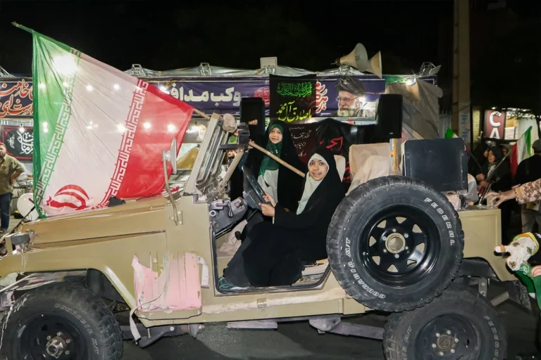 همزمان با ادامه بحرانهای سیاسی و اقتصادی، جمهوری اسلامی در اقدامی نمایشی جشنهای دستهجمعی ازدواج برای «زوجهای جانفدا» برگزار کرده است.