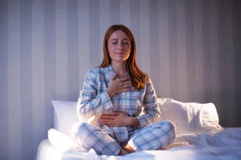 چگونه با چند تمرین کششی تنش بدن را کاهش دهیم و بهتر بخوابیم؟ متخصصان: این حرکات کششی میتوانند کیفیت خواب شبانه را بهبود دهند