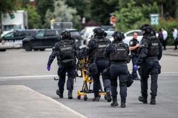 در پی یک تیراندازی در شهر مونترال کانادا، یک افسر پلیس، یک شهروند و فرد مظنون کشته شدند و نیروهای امنیتی برای ساعاتی به ساکنان منطقه دستور دادند در محل خود بمانند.