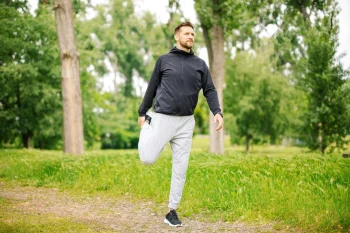 وقتی سن بالا میرود، حتی بیرون آمدن از تخت هم میتواند به بدن آسیب بزند. این تمرینات تا حد زیادی به کاهش خشکی صبحگاهی کمک میکنند.