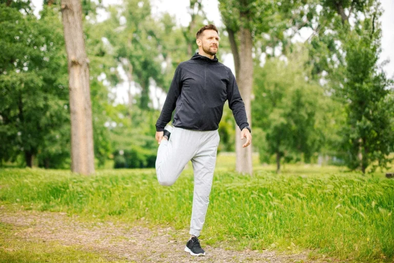 وقتی سن بالا میرود، حتی بیرون آمدن از تخت هم میتواند به بدن آسیب بزند. این تمرینات تا حد زیادی به کاهش خشکی صبحگاهی کمک میکنند.