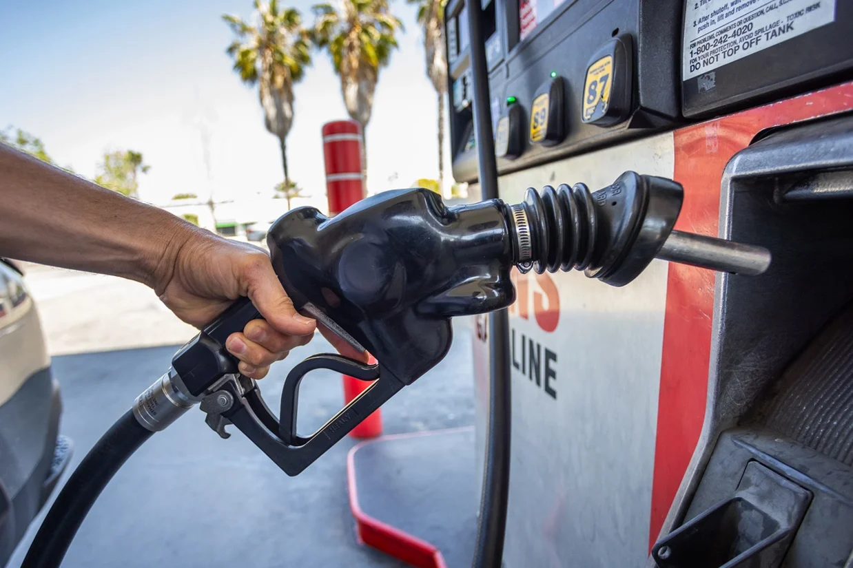 میانگین قیمت بنزین در آمریکا برای نخستین بار از اواسط آوریل به کمتر از ۴ دلار در هر گالن رسید؛ اتفاقی که پس از اعلام توافق اولیه میان ایالات متحده و ایران برای پایان دادن به درگیریهای چندماهه و بازگشایی تنگه هرمز رخ داد.