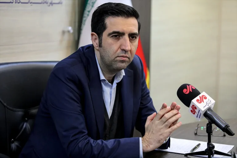 به گفته سعید آجرلو، عضو تیم رسانهای هیئت مذاکرهکننده جمهوری اسلامی، تهران در مذاکرات اخیر با قطر تأکید کرده است به محض امضای توافق میان تهران و واشنگتن، باید ۱۲ میلیارد دلار از داراییهای بلوکهشده ایران در دسترس جمهوری اسلامی قرار گیرد.
