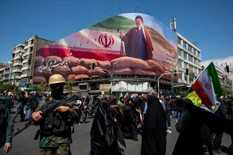 خبرگزاری تسنیم در پیام منتسب به مجتبی خامنه‌ای گزارش داد که او در ابتدا با تفاهم‌نامه میان جمهوری اسلامی و آمریکا موافق نبوده، اما پس از ارائه تعهد از سوی مسعود پزشکیان و پذیرش مسئولیت اجرای آن، اجازه امضای این تفاهم‌نامه را داده است.
