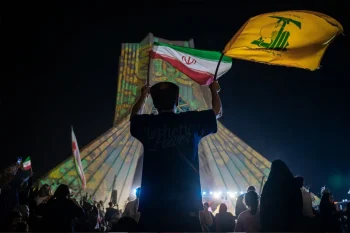 سی‌ان‌ان به نقل از یک منبع اسرائیلی آگاه از مذاکرات گزارش داد که اسرائیل در تلاش است آمریکا را متقاعد کند که از آزادسازی دارایی‌های مسدودشده ایران به عنوان بخشی از توافق آتش‌بس جلوگیری کند.