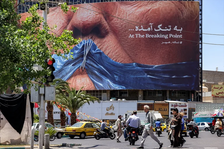 خبرگزاری فارس به نقل از منابع نظامی جمهوری اسلامی گزارش داد که تنگه هرمز همچنان به روی تمامی شناورها بسته است.