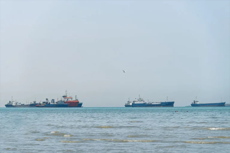 خبرگزاری فارس، وابسته به سپاه پاسداران روز یک‌شنبه ۱۷ خرداد گزارش داد که دریافت عوارض در تنگه هرمز وارد فاز اجرایی شده است.