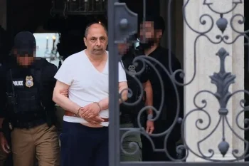 دادستانی ایالات متحده در کالیفرنیا اعلام کرد جمشید قومی، شهروند دوتابعیتی ایرانی-آمریکایی و مدیرعامل یک شرکت فناوری مستقر در ایران، به اتهام نقض تحریم‌های آمریکا علیه جمهوری اسلامی و انتقال تجهیزات پیشرفته آمریکایی به نهادهای هسته‌ای و نظامی ایران بازداشت شده است.