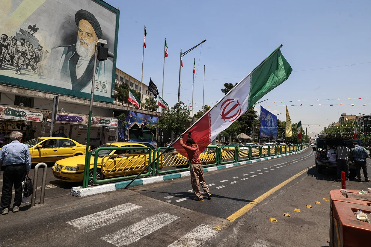 وزارت خارجه کویت دو دیپلماتیک جمهوری اسلامی را «عنصر نامطلوب» خواند و به آنها ۲۴ ساعت مهلت داد تا خاک این کشور را ترک کنند.