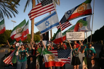 همزمان با ورود تیم ملی فوتبال ایران به لس‌آنجلس برای نخستین دیدار خود در جام جهانی ۲۰۲۶ برابر نیوزیلند، گروهی از ایرانیان ساکن ایالات متحده در اعتراض به جمهوری اسلامی تجمع کردند.