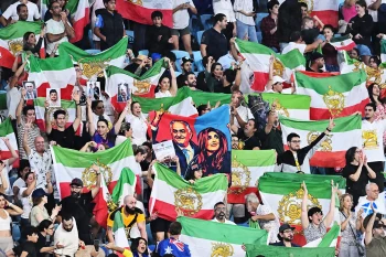 دفتر ارتباطات شاهزاده رضا پهلوی با انتشار فراخوانی از ایرانیان خواسته است هم‌زمان با جام جهانی و سالروز تولد مجیدرضا رهنورد، در ورزشگاه‌ها و فضاهای عمومی با در دست داشتن پرچم شیروخورشید حاضر شوند.